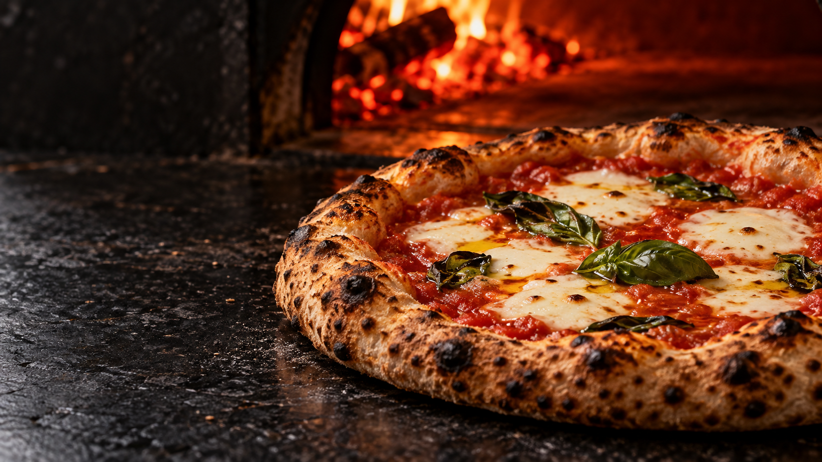 Frissen sült nápolyi Margherita pizza fatüzelésű kemence előtt